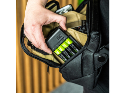 Stellen Sie das Green Cell GC VitalCharger-Ladegerät und 4x AA Ni-MH 2000mAh-Akkus ein